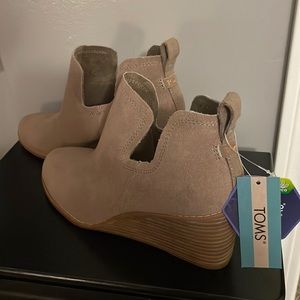 TOMS Women’s Suede Wedge Bootie